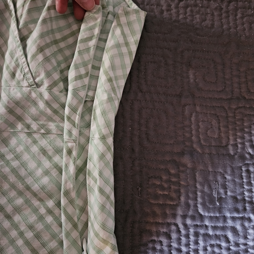 Women's sleeveless top with collar. - Picture 3 of 3